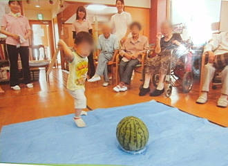 夏の行事、スイカ割りです。子どもたちも一緒に参加です。「がんばれ～！」と盛り上がります。