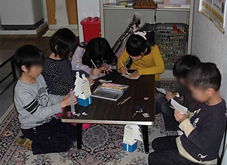 クリスマスの袋の代わりの入れ物作りをしています。自分で切って貼ってオリジナルの入れ物が完成。そこには、クリスマスだけの特別なおやつを入れます。みんな、真剣に取り組んでいます。